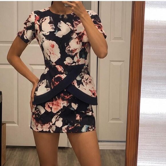 Finders Keepers Dresses & Skirts - Finders keepers Floral mini dress with tie detail